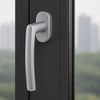 Fenstergriff silber aus Aluminium, montiert an einem dunklen Fensterrahmen. Modernes und schlichtes Design, stabil verarbeitet und ideal als Ersatzgriff für Kunststoff- und Holzfenster.