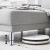 Höhenverstellbarer Möbelfuß aus Chrom unter grauem Sofa, angepasst für mehr Bodenfreiheit – ideal für den Einsatz mit Saugrobotern.