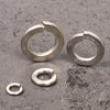2 Federringe stehend, 2 Federringe liegend auf grauem Hintergrund