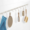 Garderobenleiste Modell Chiara mit zehn Wandhaken und Badezimmer-Zubehör daran hängend