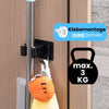 Schwarzer Gerätehalter mit Haken zur einfachen Klebemontage ohne Bohren, montiert an einer Tür mit Besenstiel und Handtuch. Maximale Belastbarkeit bis zu 3 kg.