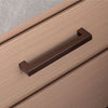 Brauner Möbelgriff montiert an einer Schublade