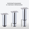 Drei höhenverstellbare Möbelfüße in Chrom glänzend in unterschiedlichen Höhenstufen – individuell anpassbar durch einfaches Herausdrehen.