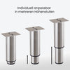 Drei höhenverstellbare Möbelfüße in Edelstahl Optik in unterschiedlichen Höhenstufen – individuell anpassbar durch einfaches Herausdrehen.