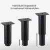 Drei höhenverstellbare Möbelfüße in Schwarz matt in unterschiedlichen Höhenstufen – individuell anpassbar durch einfaches Herausdrehen.