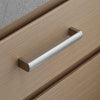 Schubladengriff eckig, rund an einer Holz Schublade befestigt.