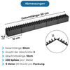 Schwarze Vogelabwehr Spikes sind als stapelbare Leisten mit fünf Abschnitten und einer Detailansicht der abgewinkelten Form dargestellt. Im Bild steht "Abmessungen. Gesamtlänge 50 cm. 4,5 cm. 10 cm. 1,4 cm. Gesamtlänge 50cm. Anzahl der Abschnitte 5. Abschnittslänge 10cm. 230 Spikes pro 1 Meter. 5 Meter 10 Stück pro Packung."