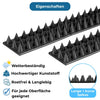 Schwarze Vogelabwehr Spikes aus Kunststoff sind mit unterschiedlich langen Spitzen auf flachen Leisten dargestellt. Im Bild steht "Eigenschaften. Wetterbeständig. Hochwertiger Kunststoff. Rostfrei und langlebig. Für jede Oberfläche geeignet. Lange und kurze Spikes."