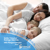 Mann, Frau und zwei Kleinkinder schlafen in Bett mit weißem Bezug