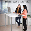 Silberne höhenverstellbare Metall-Tischbeine an weißem Stehtisch im Büro mit zwei Personen bei der Arbeit